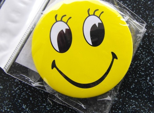 Neu smiley button lachend - neu, zum
