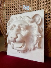 Stucco -  Löwe als Bekrönung