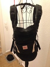 Kindertrage der Marke 'manduca' in Grau mit schwarzen Gurten, nahezu neuwertig