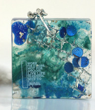 Modeschmuck, Kette mit Anhänger aus Epoxitharz, mit Sinnspruch