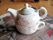 Teekanne und Tasse für 1 Person zarte rosa  Rosen als Motiv