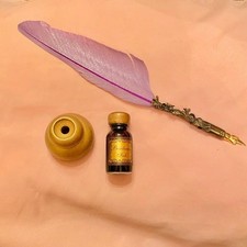 Antiker lila Federkiel mit