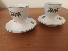 2 weiße Eierbecher Porzellan mit Weihnachtsmotiv, neuwertig
