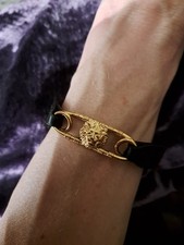 Seltenes schwarzes Lederarmband von Versus Versace, Safety Pin Detail, Löwenkopf