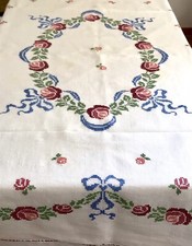 Antik Tischdecke 156 x 140 weiß bunt Rosen Kränze Kreuzband Stickerei Leinen