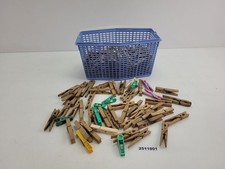 Korb mit Wäscheklammern