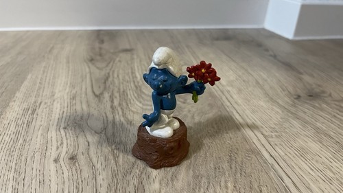 Spitzer schlumpf mit blume - spitzer,