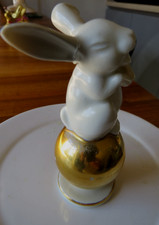 Hase auf  Goldkugel