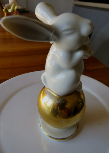 Hase auf goldkugel - hase,