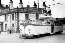 a0945 - Blackpool Tram - Straßenbahn fährt am Dog & Partridge Hotel vorbei - Druck 6x4