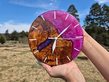 Wanduhr aus Olivenholz mit Pink Epoxidharz 