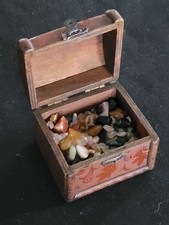 Kleine Schatzkiste Schatztruhe Holz mit echten Edelsteinen