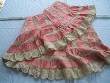 Alter historischer Teil von Spitzenrock Barock Rococo Spitze rosa beige