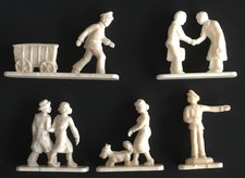  MARGARINEFIGUREN  50er J. Stadtleben Bollerwagen Frau mit Hund Polizist 