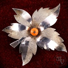 Antike Blattbrosche mit roter