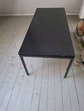 Schwarzer Tisch aus Metall, niedrige Höhe