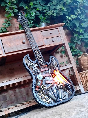 Gitarre aus metallschrott - aus, in