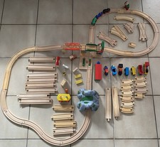 Holzeisenbahn Teile Schienen Züge Zubehör, BRIO etc., ca. 80 Teile, Konvolut