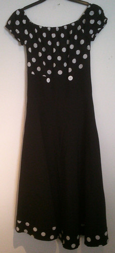 Schwarzes kleid mit weißen - kleid,