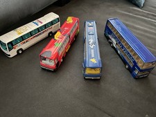 Vier schöne Busse, ca. 18 cm, verschiedene Designs