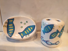 Keramik Seifenschale & Zahnbürstenhalter weiß mit Fischmuster maritim neu