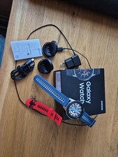 Samsung Galaxy Watch 46 mm R800 Edelstahlgehäuse-Silber mit 2 Bändern Blau/Rot