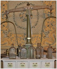 7x1  Dachbodenfund Apotheke