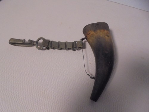 Altes pulverhorn mit sehr - altes,