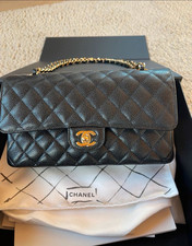 CHANEL Classic Flap Bag /