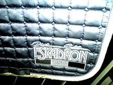 Eskadron Platinum Schabracke Dressur , violet-grey,WB plus Fliegenmütze u. -hau