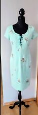 Neuwertiges Mintgrünes Etuikleid knielang, Asien Style mit Blütenstickerei in 36