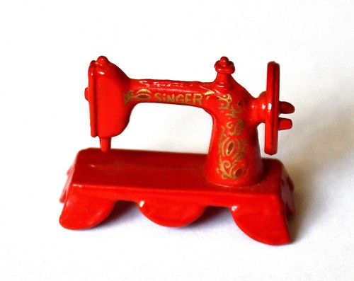Miniatur nähmaschine rot - nähmaschine,