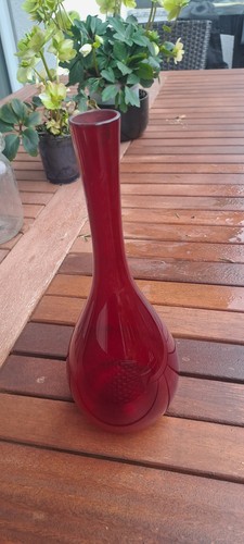 Vintage rote glasflasche - vintage,