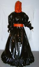 Lackkleid mit Maske  lang weit Saumrüsche Schnürgürtel Zofe Vinyldress Mask 