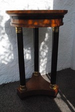 Dreibeiniger Tisch aus