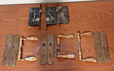 3 Türbeschläge messing und 3 Kastenschlösser mit Gebrauchsspuren