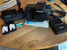 Canon EOS 7D 18.0 MP SLR-Digitalkamera - Schwarz - Body + Batteriegriff