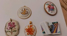  Porzellan Broschen und Anhänger auch  Handgemalt ,unterschiedliche Hersteller 