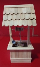 Holzbrunnen Spielzeug