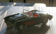 Chevrolet Corvette (C1 Facelift) Cabrio Modell (1957) Maßstab 1:18 Schwarz-Rot