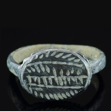 Mittelalterlicher Bronzering mit pflanzlichem Motiv, 12.–14. Jahrhundert n. Chr.