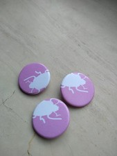 Anstecker Pin Button Anstecknadel rosa pink Käfer Humboldt Forum Berlin neuwerti