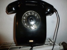 Wandtelefon mit Wählscheibe