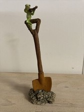 Frosch Erwin auf Spaten spielt