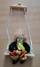 Deko-Figur - sitzender Clown auf Schaukel (mehrfarbig) zum Aufhängen