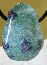 RUBIN   FUCHSIT    Anhänger  TROMMELSTEIN  gebohrt Nr.102