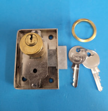 JuNie Möbelschloss Dornmaß 25mm, rechts Messing po 2826.25110 Aufschraubschloss