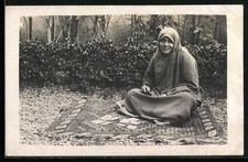 Foto-AK Arabische Frau sitzt auf einem Teppich 
