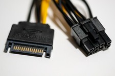 15 Pin S-ATA (SATA) male auf 6 bzw 8 Pin (6+2) PCI Express (PCI-E) Stromadapter