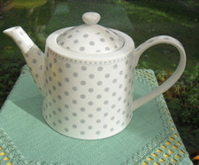Hübsche- stabile- Teekanne- weiß mit grauen Punkten - 1 1/4 Liter  -Krasilnikoff
